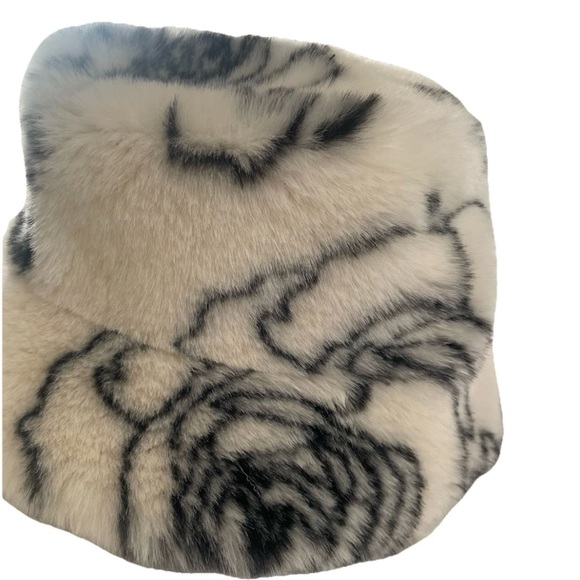 By Anthropologie Faux Fur Floral Bucket Hat Size: One Size - Picture 5 of 6
